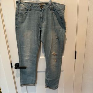 Cabi Ladies Light Denim Jeans.  Size 8.  Blue. Waist 17”, Rise 9”